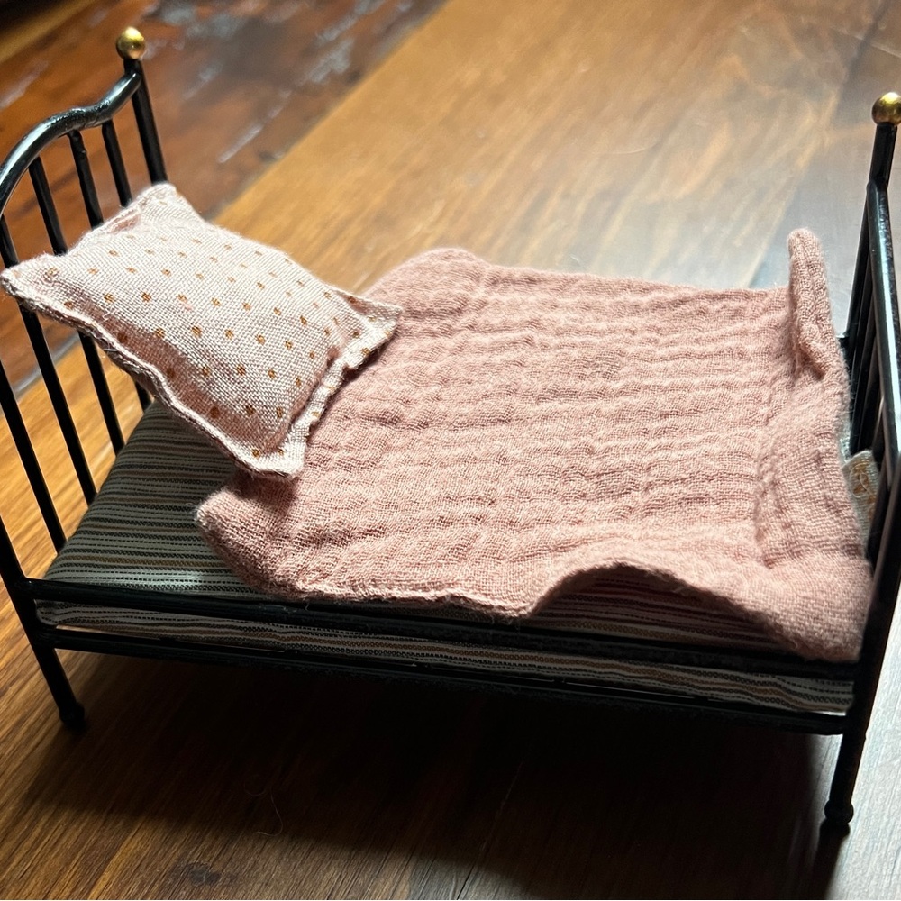 Maileg Vintage Anthracite Bed - Picture 2 of 8